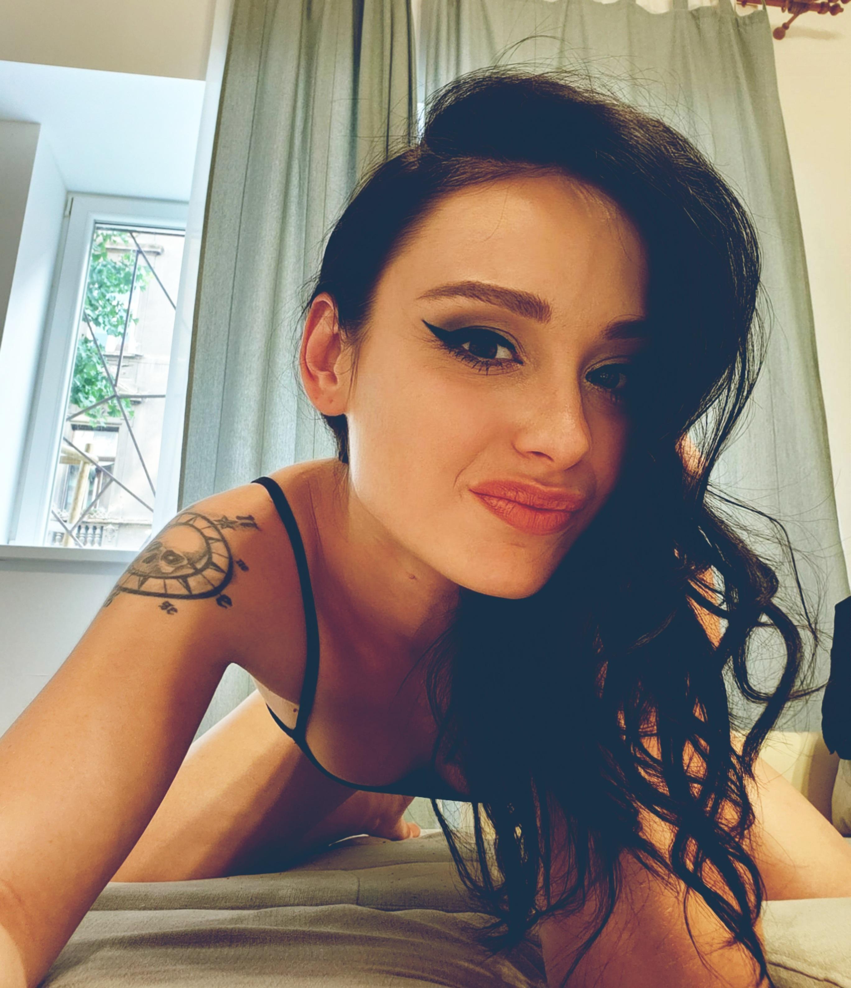 AliceDrake Live Image