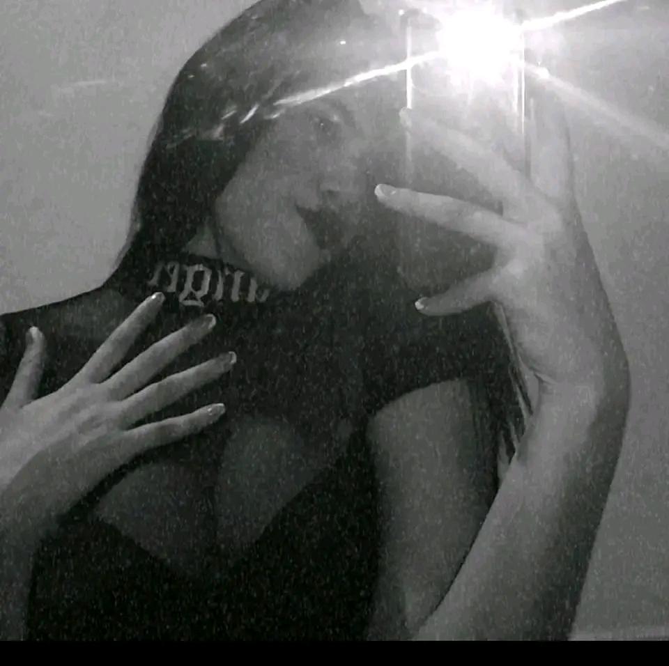 SEXY_PISSGIRL Live Image