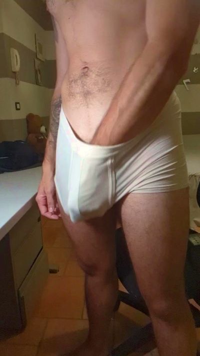LeoLove98 live from Italy