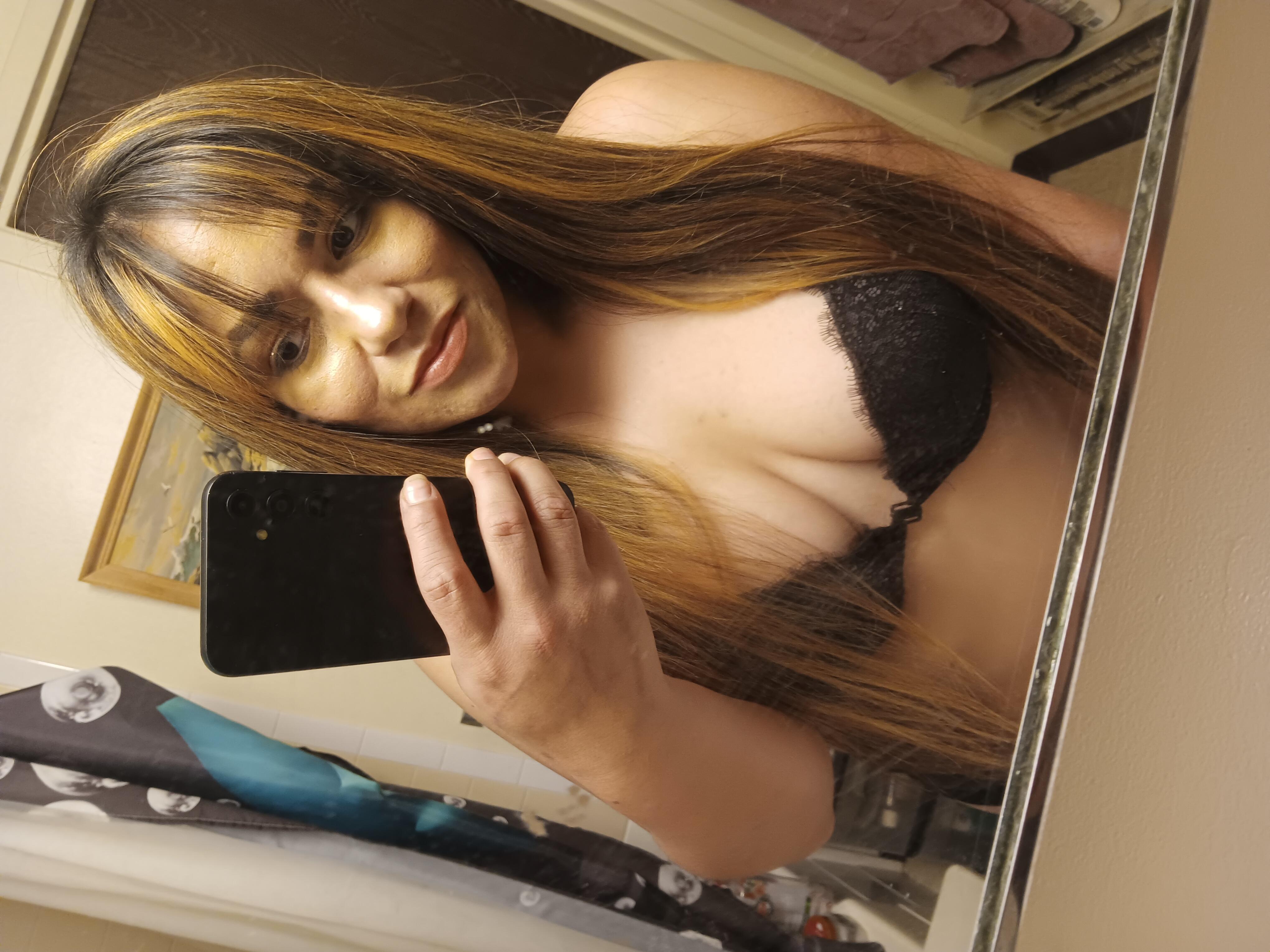 Lucky_Luci live from United States