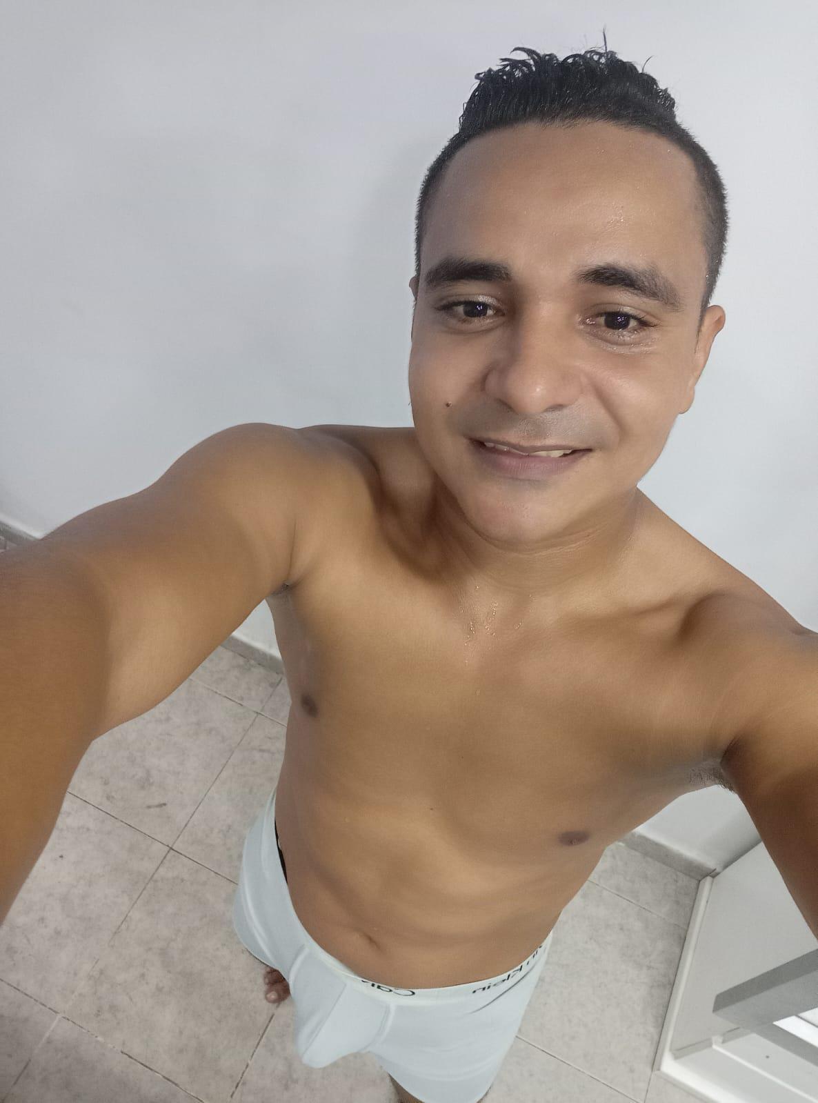 andres11295786 live from Colombia